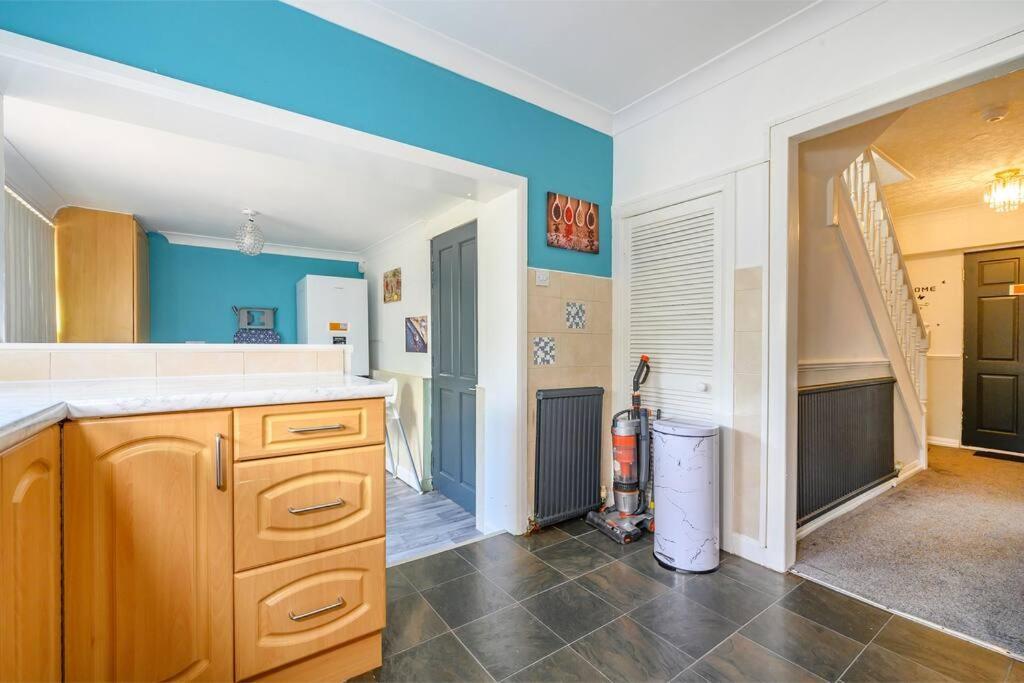 *328ol* For Your Relaxed & Cosy + Parking Leeds (West Yorkshire)