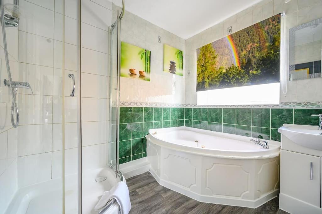 *328ol* For Your Relaxed & Cosy + Parking * Leeds (West Yorkshire)