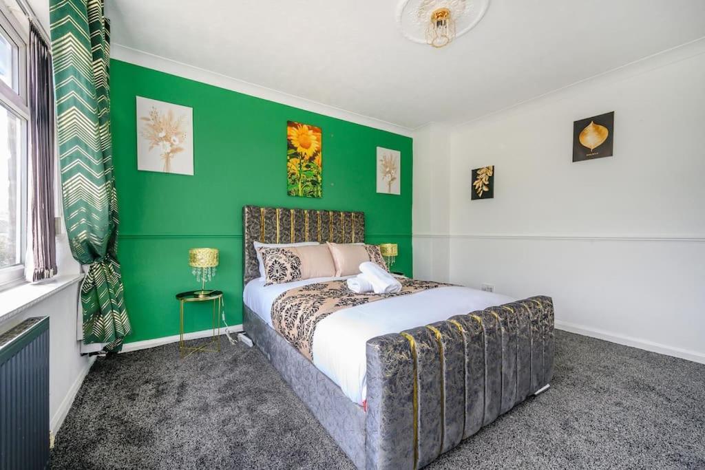 *328ol* For Your Relaxed & Cosy + Parking * Leeds (West Yorkshire)