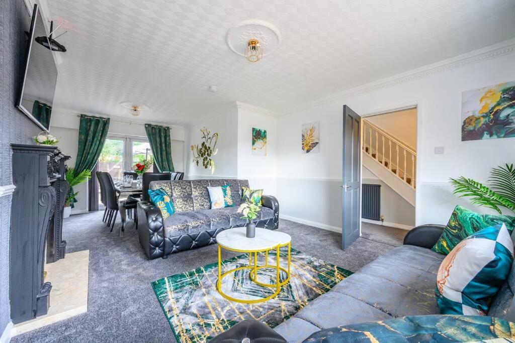 *328ol* For Your Relaxed & Cosy + Parking Leeds (West Yorkshire)