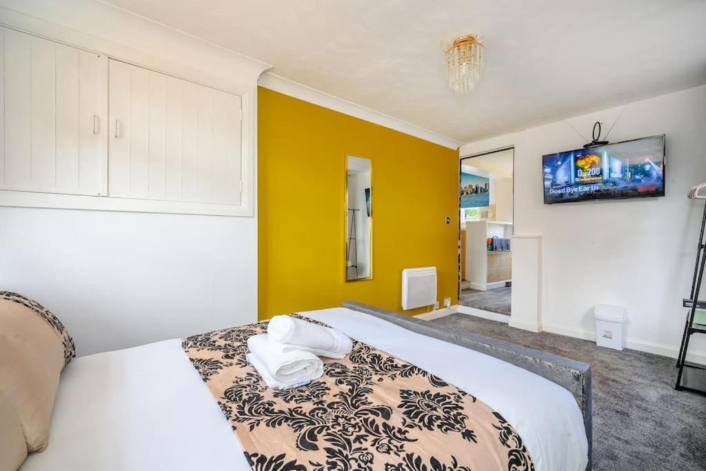 *328ol* For Your Relaxed & Cosy + Parking Leeds (West Yorkshire)