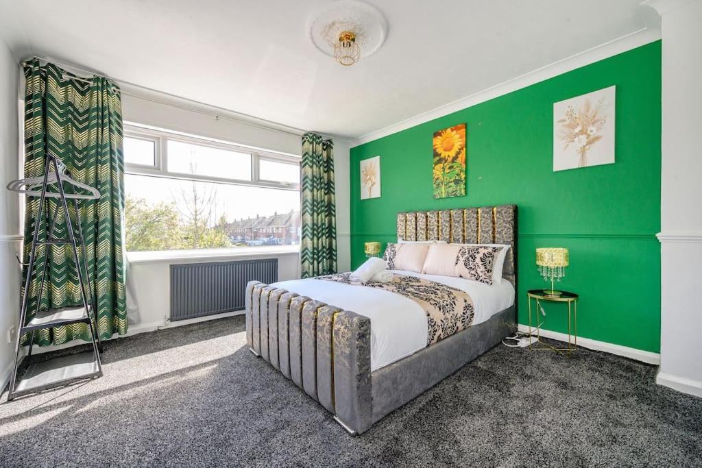 *328ol* For Your Relaxed & Cosy + Parking Holiday home Leeds (West Yorkshire)